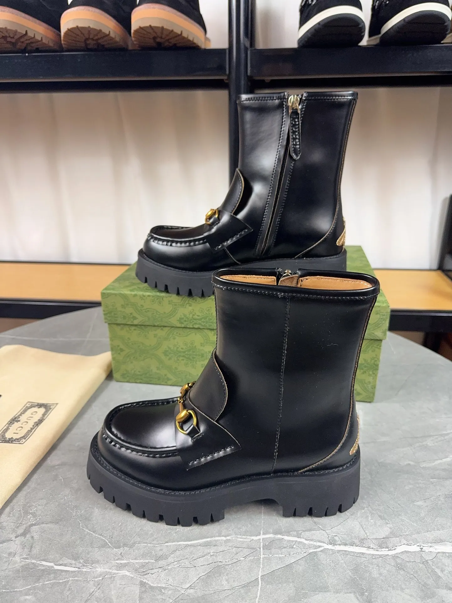 Men's shoes 💰640💰 New model from Gucci, double GG groove thick-soled loafers. The original version is made 1:1. Super beautiful quality, classic model at the counter. ❶Upper: original open-edge beaded cowhide ❷Inner lining: water-dyed cowhide ❸Feet: water-dyed cowhide ❹Outsole: ultra-light original sole ❺thick sole heightening: 3.5cn ❻Packing: original packaging ❼Number: 35-42 (41 41 customized, non-refundable) Men's model: 38-46 (45, 46 customized, non-refundable)